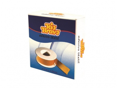Embalagem azul e branca 'Rio Bravo adesivo têxtil' com rolo de fita adesiva castanha