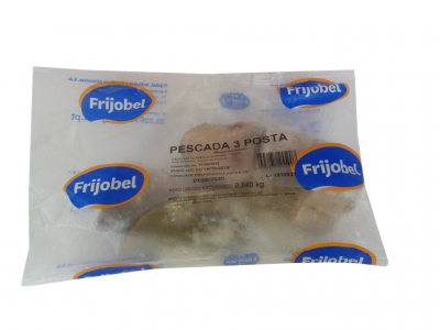 Embalagem plástica com quatro postas de pescada congelada da marca Frijobel