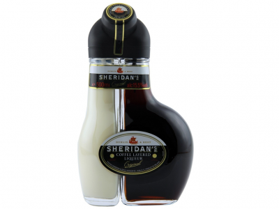 Garrafa de licor Sheridan's com líquido branco e escuro lado a lado