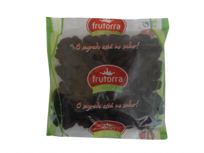 Pacote transparente de uvas passas escuras da marca frutorra com rótulo vermelho e branco