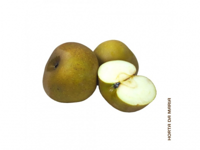 Maçãs castanho-esverdeadas, uma cortada ao meio com polpa branca e texto HORTA DA MARIA