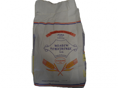 Saco de farinha de trigo branco com texto azul e vermelho e desenho de espigas de trigo