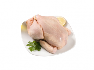 Frango cru inteiro num prato branco com salsa e metade de limão