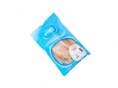 Embalagem azul de filete de frango com etiqueta branca