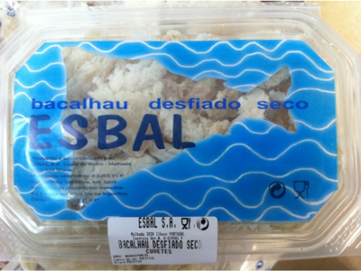 Embalagem de bacalhau desfiado seco da marca ESBAL com rótulo azul ondulado