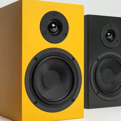 Cinco colunas de som coloridas alinhadas