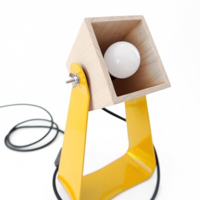 Candeeiro de mesa amarelo com abajur de madeira e lâmpada branca