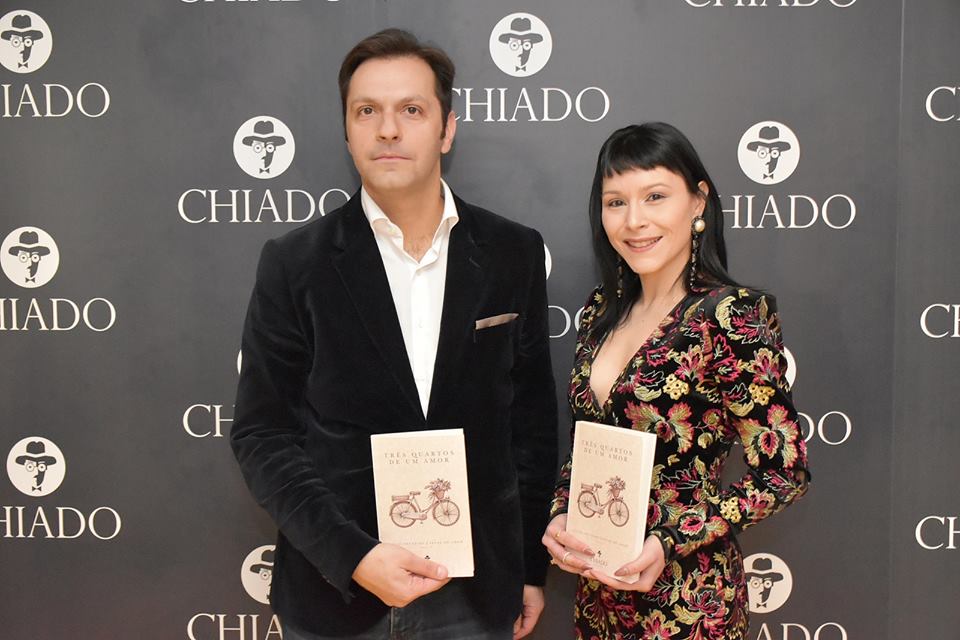 Homem e mulher segurando o livro 