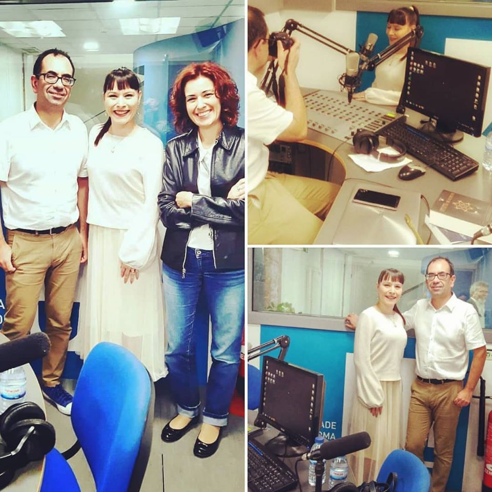 Entrevista para a Rádio Autónoma, Universidade Autónoma de Lisboa Interior de estúdio de rádio com pessoas e equipamentos