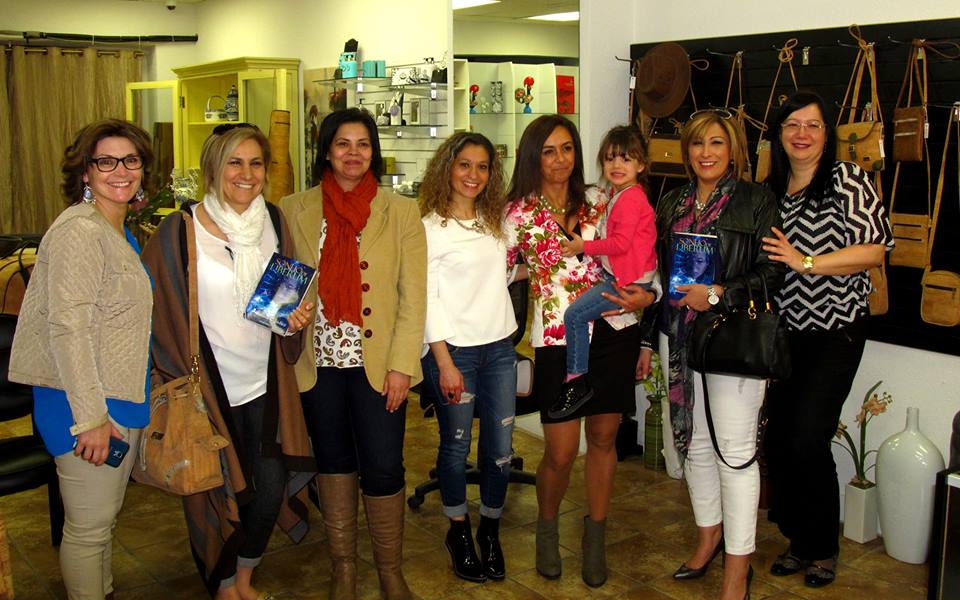 Mulheres e criança em loja com malas, livros e decoração interior