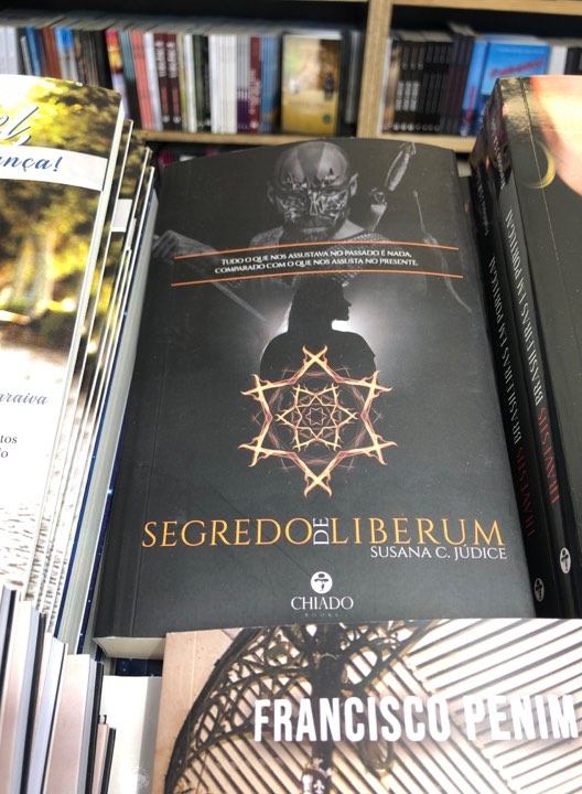 Capa do livro 'Segredo de Liberum' de Susana C. Judice com figura humana e esqueleto