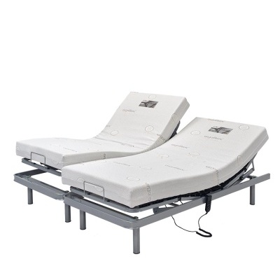 Cama articulada dupla com colchões brancos e estrutura metálica cinza.