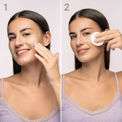 Mulher aplicando creme facial e usando disco de algodão no rosto em fundo branco