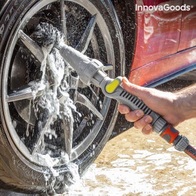Pistola de água cinzenta e laranja a lavar roda preta de carro vermelho com água e sabão