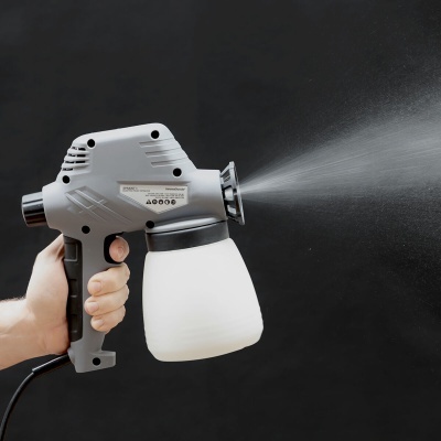 Máquina pulverizadora elétrica cinzenta com recipiente branco a pulverizar spray