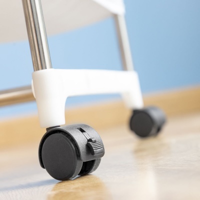 Roda preta de plástico com trava em suporte branco numa estrutura metálica