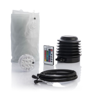 Conjunto de componentes eletrónicos com saco branco, lanterna LED transparente, comando remoto colorido e tubo preto flexível