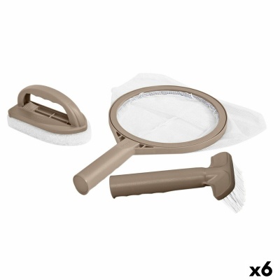 Conjunto de seis acessórios para limpeza de piscina bege com escovão, rede coleta folhas e escova angular.