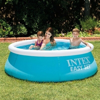 Piscina insuflável azul e branca INTEX EASY SET com pessoas dentro num relvado