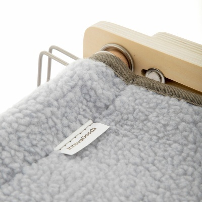 Pano cinzento felpudo com etiqueta innovagoods preso a cabide de madeira clara