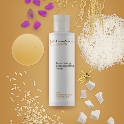 Frasco de toner hidratante e esfoliante da InnovaGoods rodeado de ingredientes naturais
