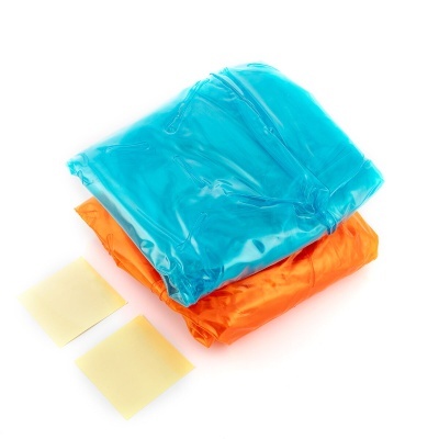 Duas capas de proteção dobradas azul turquesa e laranja com dois quadrados amarelos ao lado