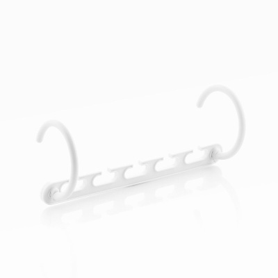 Cabide plástico branco com cinco divisórias e ganchos, fundo branco