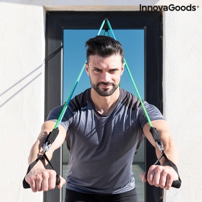 Homem a usar elásticos de resistência para exercícios, elásticos verdes e pegas pretas, fundo branco e porta preta, texto InnovaGoods