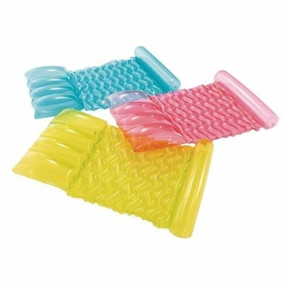 Colchões insufláveis coloridos para piscina em azul, rosa e amarelo