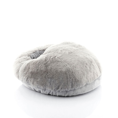 Almofada redonda cinzenta clara felpuda sobre fundo branco