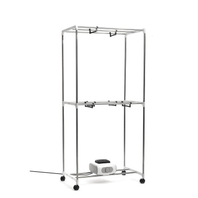 Estrutura metálica para pendurar roupa com aparelho branco na base