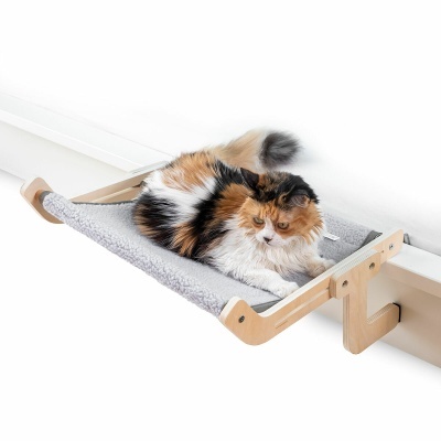 Cama suspensa para gato com estrutura de madeira e superfície cinza sobreposta na parede