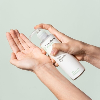 Gel de limpeza facial InnovaGoods em embalagem branca com aplicador de bomba