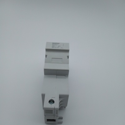 Disjuntor elétrico branco com texto impresso no topo