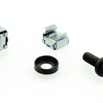 Pequenas peças metálicas e plásticas, parafuso preto, arruela preta, peças metálicas prateadas