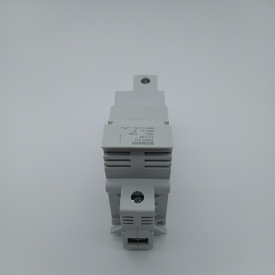 Disjuntor Siemens branco em material plástico com texto impresso