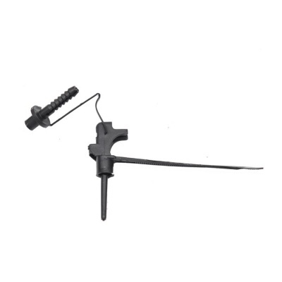 Peça plástica preta com clipe e terminal de rosca sobre fundo branco