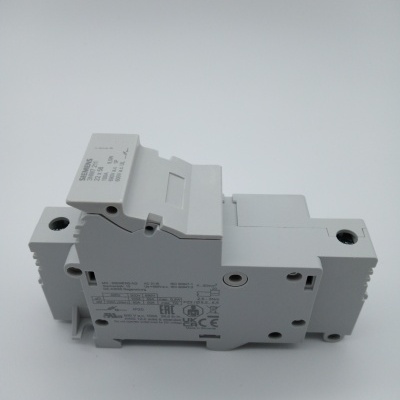 Disjuntor elétrico modular branco com texto técnico sobre fundo branco