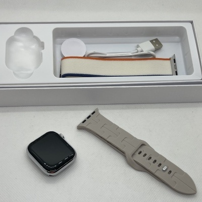 Relógio inteligente com bracelete cinza e acessórios em embalagem branca