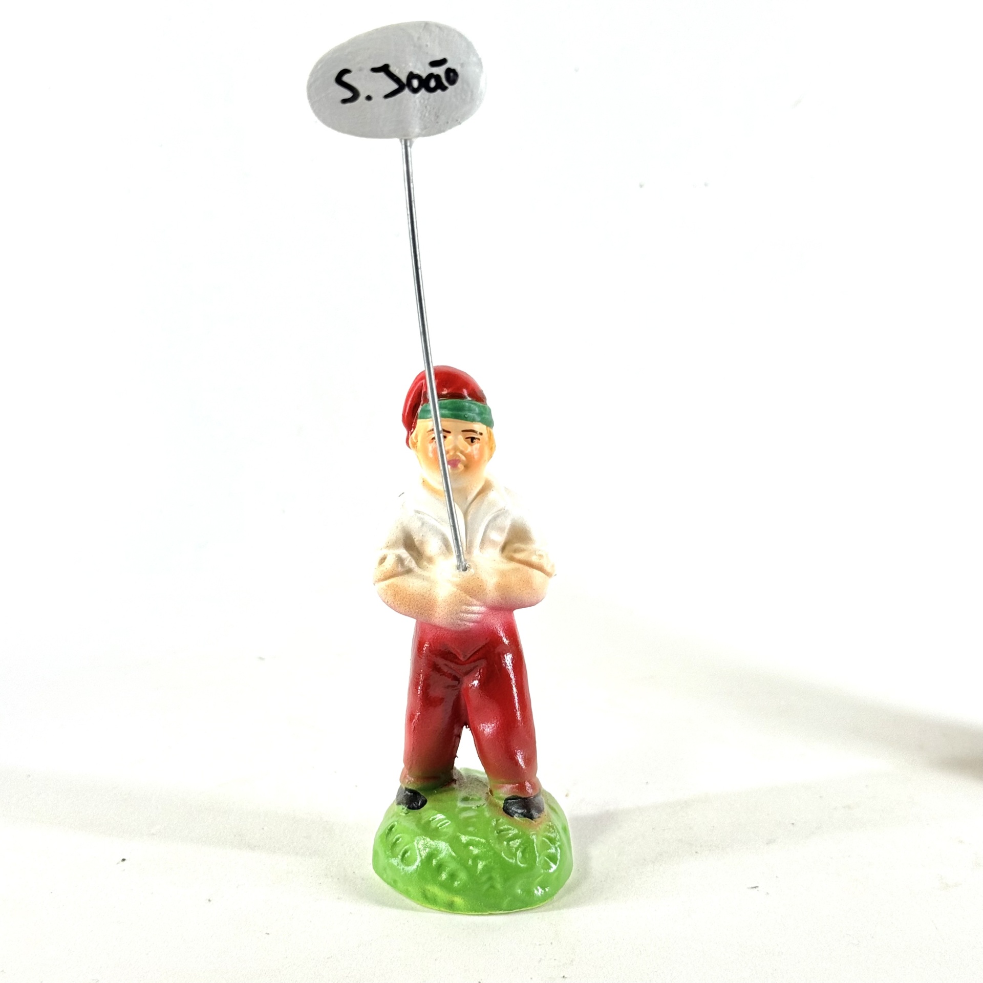 Homens e Mulheres com placas alusivas ao S. João