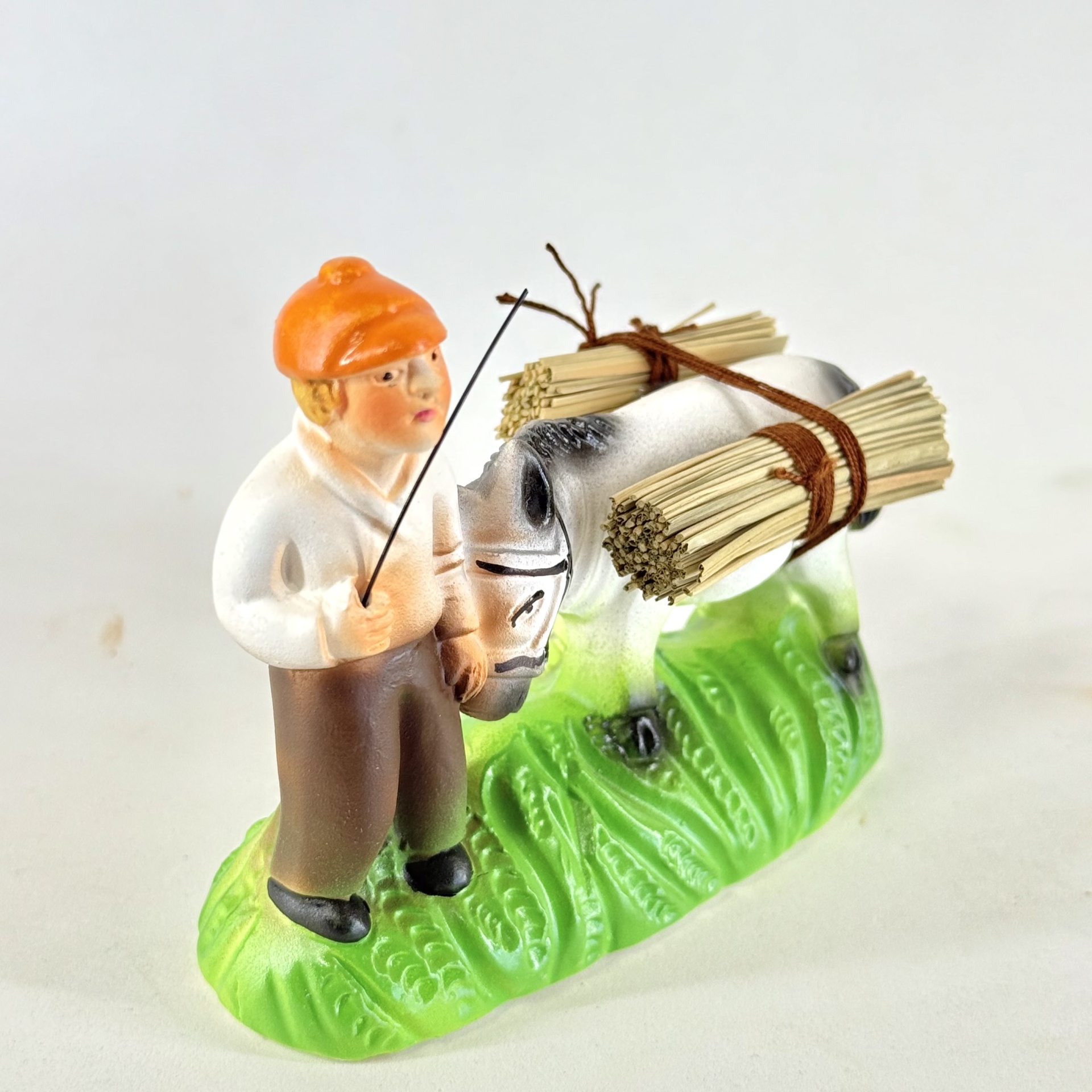 Menino com burro junto (palha)