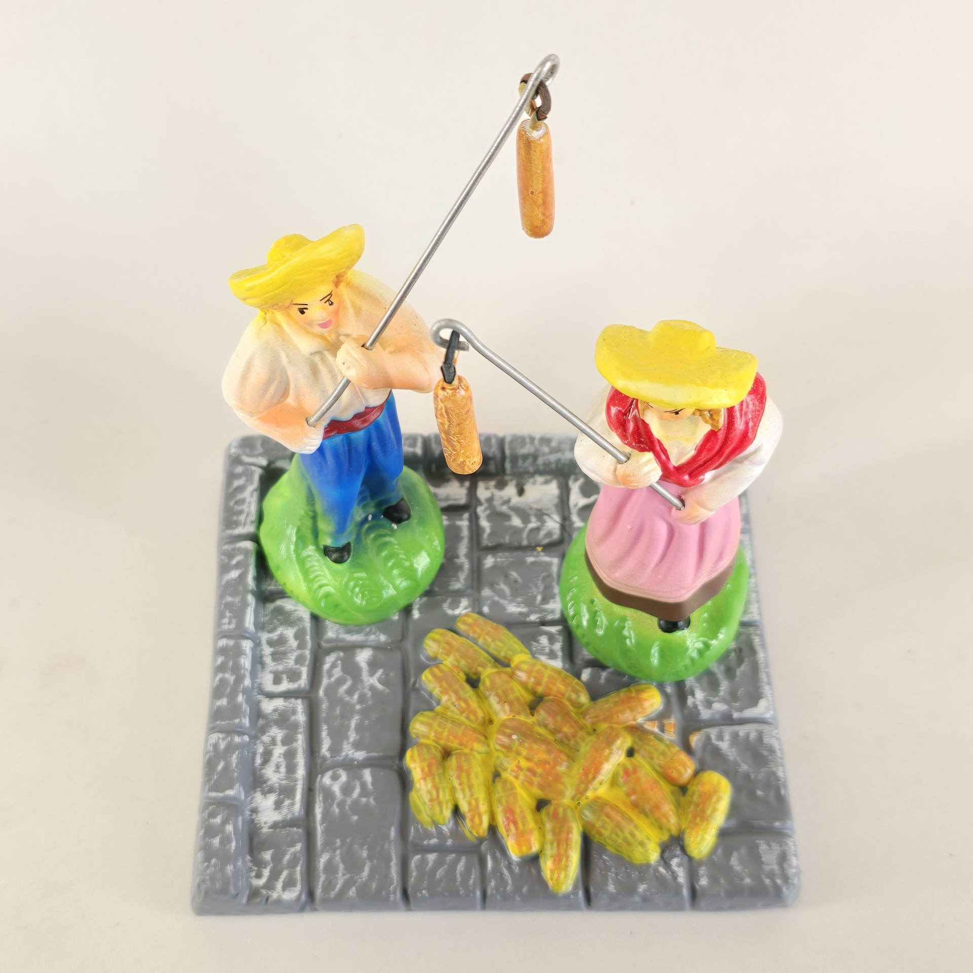 Casal a malhar o milho