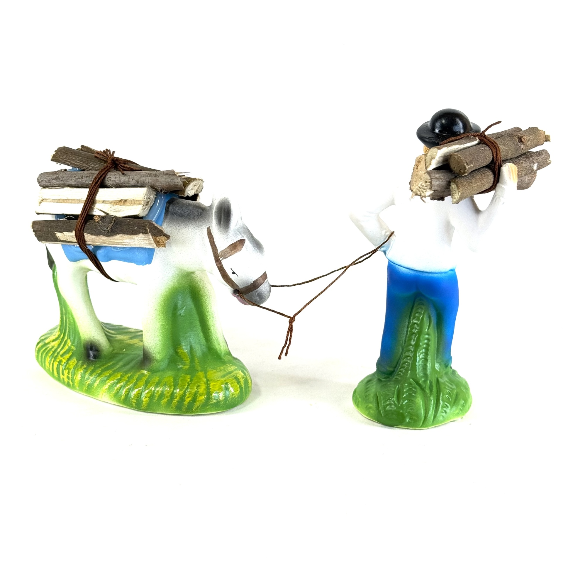 Homem a puxar burro com lenha