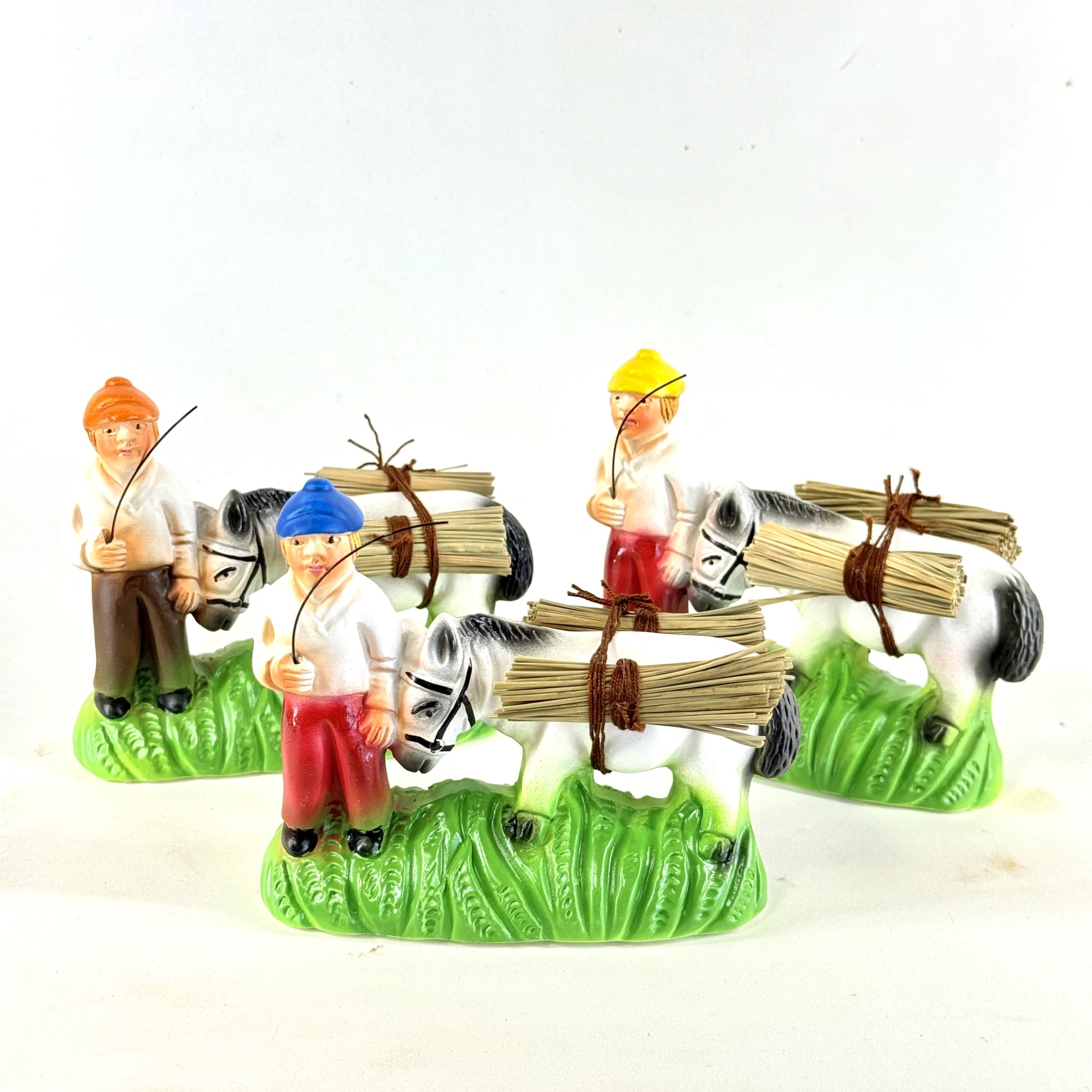 Menino com burro junto (palha)