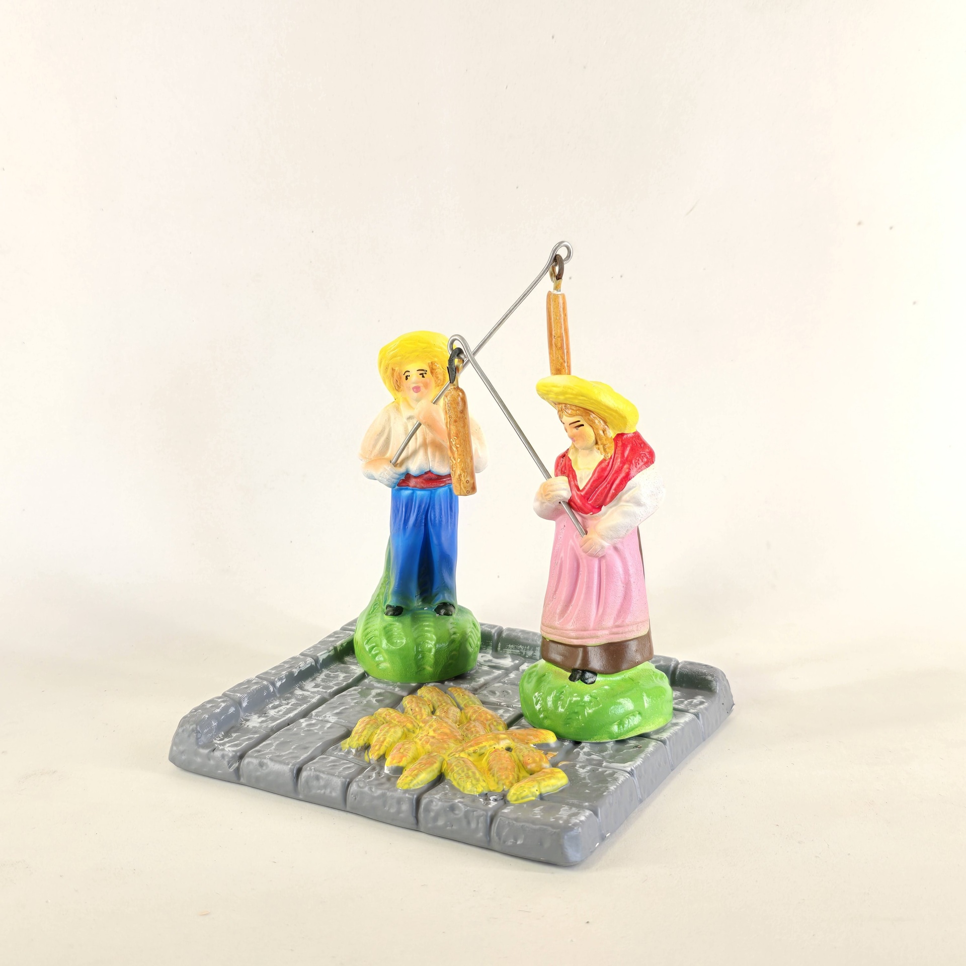 Casal a malhar o milho