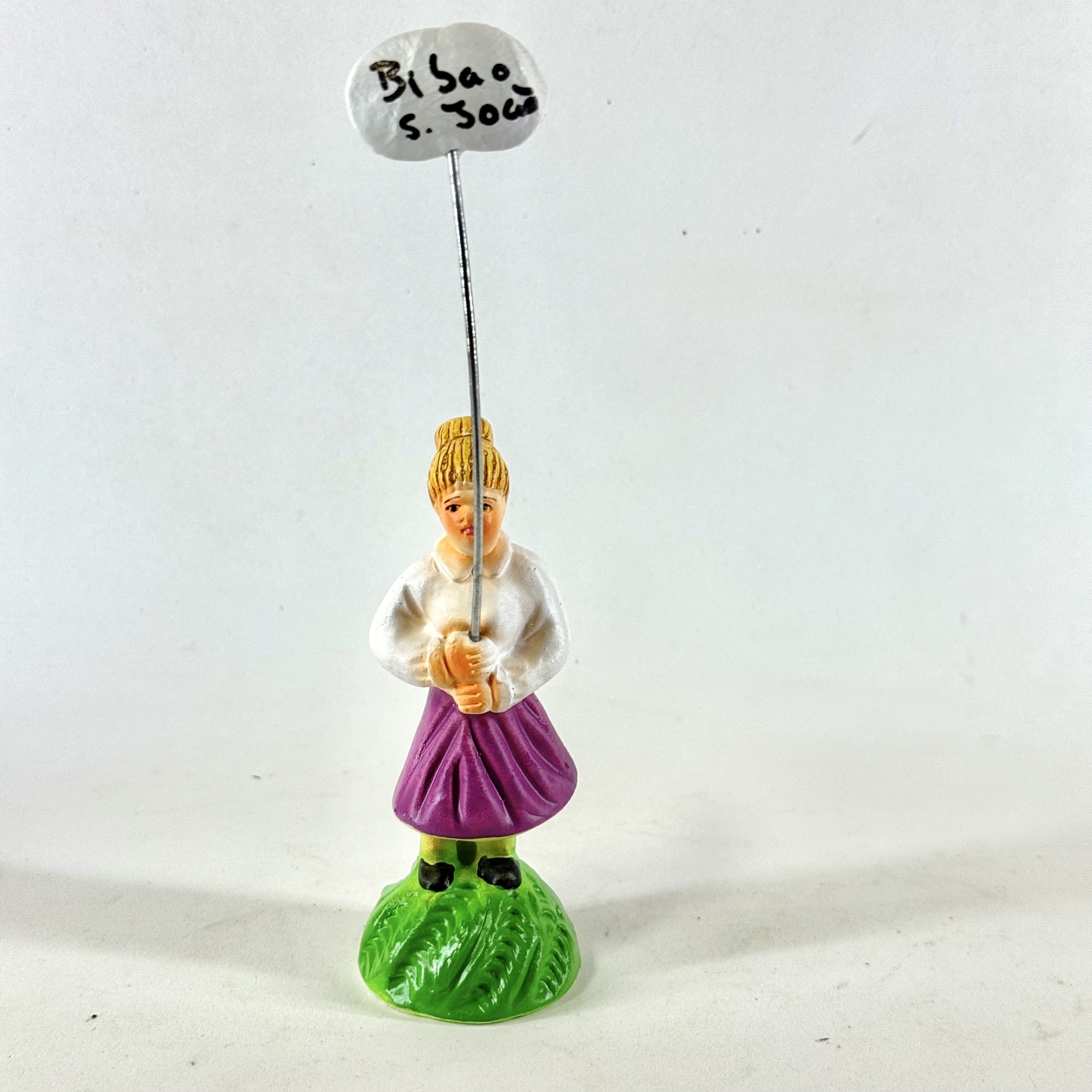 Homens e Mulheres com placas alusivas ao S. João