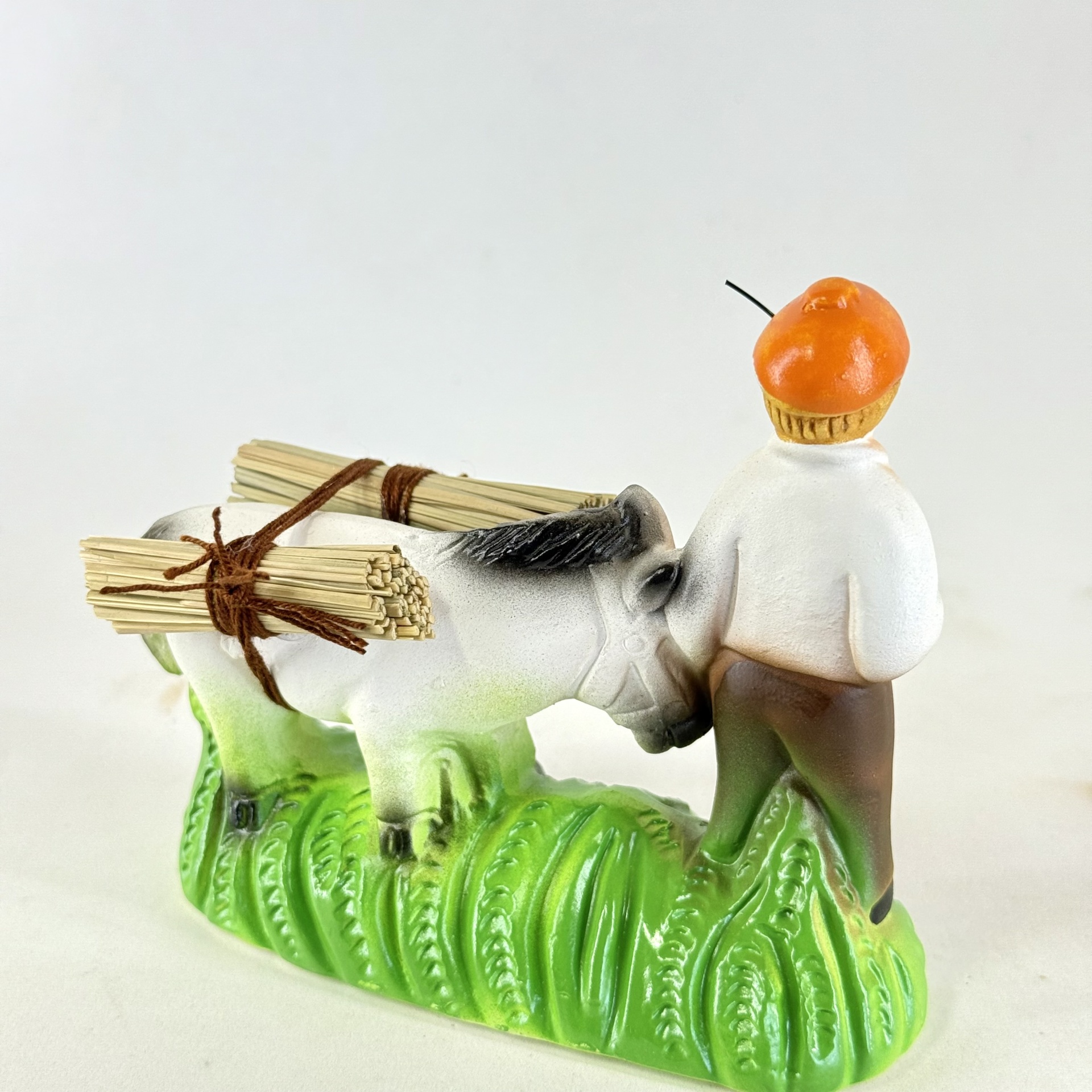 Menino com burro junto (palha)