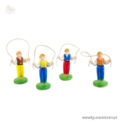 Figura do homem e mulher a saltar à corda