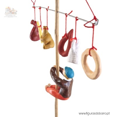 Homem a subir o Pau de Sebo