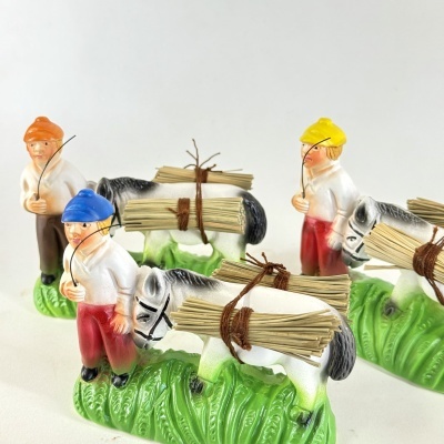 Menino com burro junto (palha)